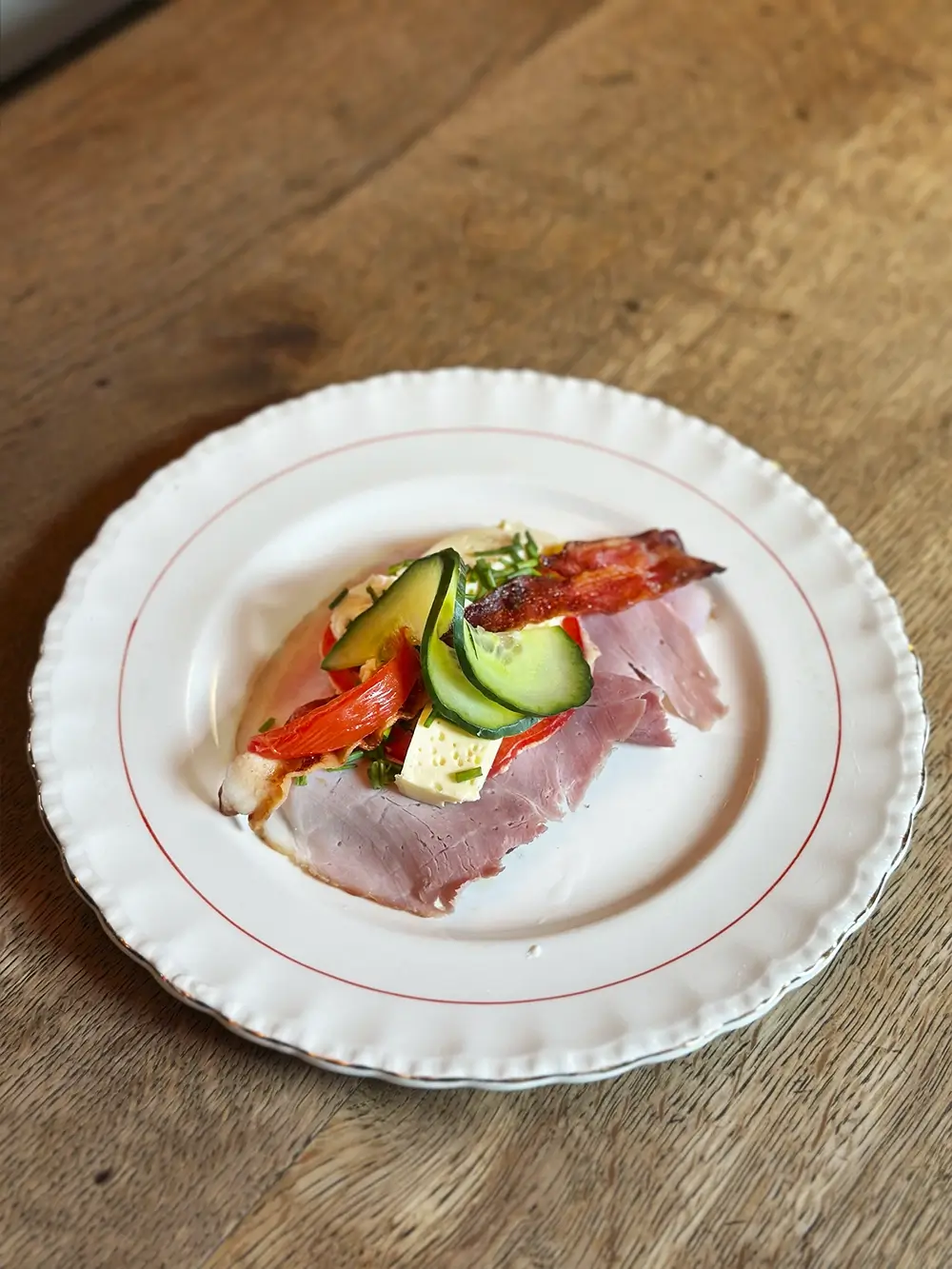 Skinke med røræg og bacon