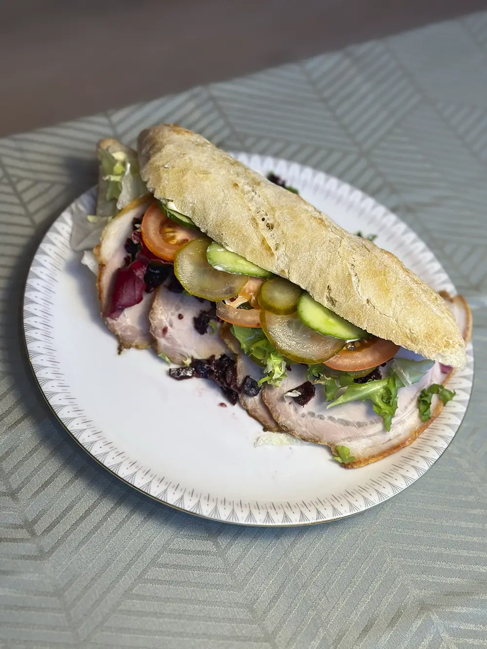 Flæskesteg m. Rødkål og agurkesalat 60,-